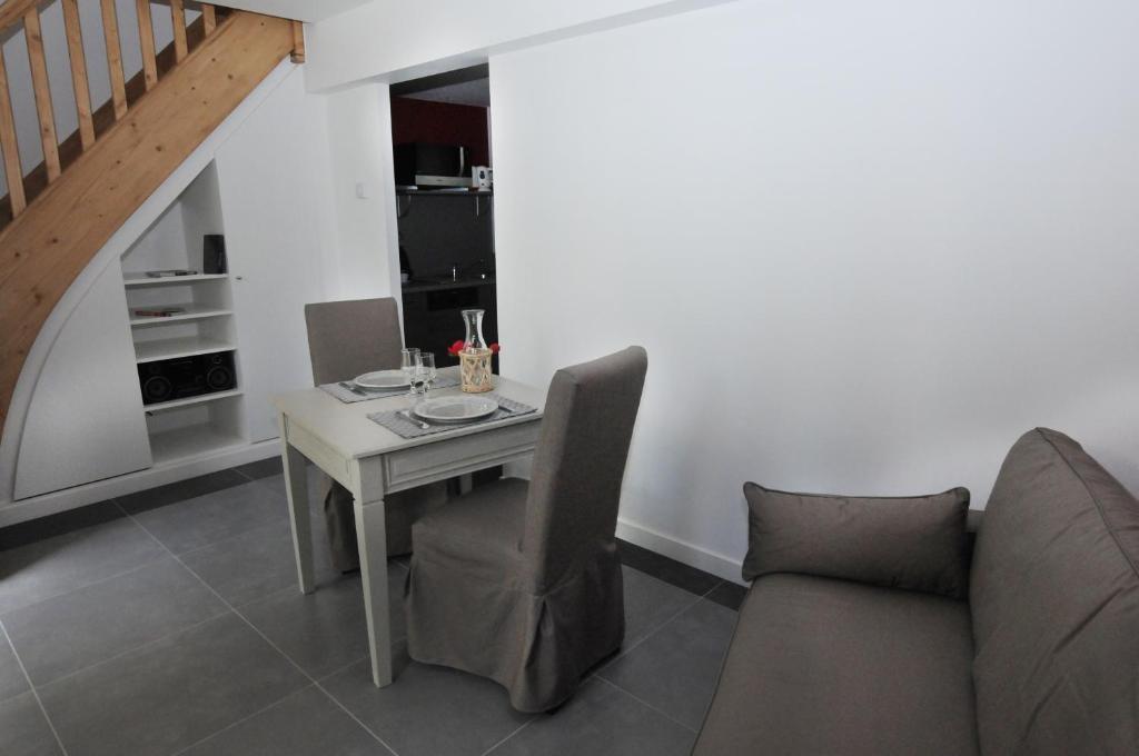 Ferienwohnung Les Communs Du Manoir Écully Zimmer foto