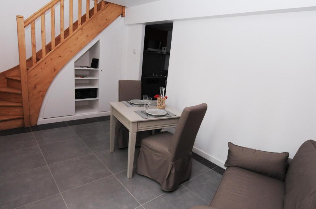 Ferienwohnung Les Communs Du Manoir Écully Exterior foto